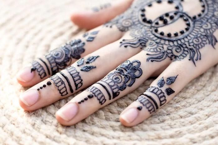 Cara Mudah dan Menawan: Mengaplikasikan Pacar Henna pada Kuku 2 116a25c7d30cf9c