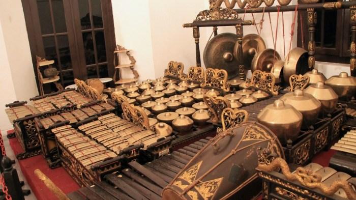 Instrumen Gamelan yang Dipetik: Petikan Nada dan Irama yang Menawan 2 116a25c9d39eb4b